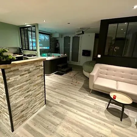 Room/jacuzzi *